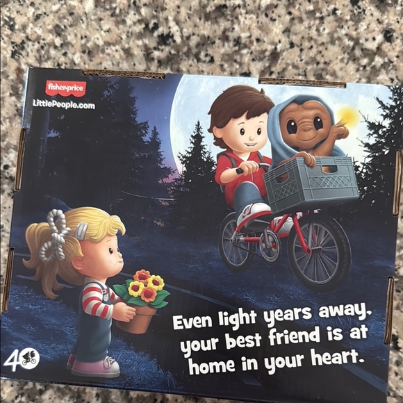 Fisher-Price Little People E.T. Playset with Red and Blue Outfits - Picture 2 of 3